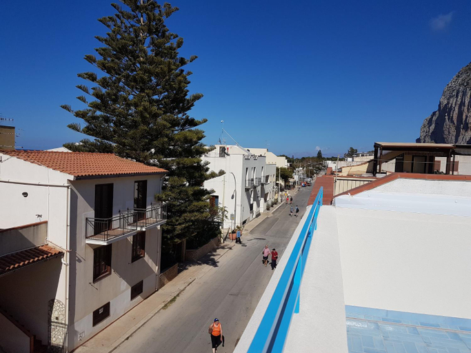 Others 5, B&B Reef and Dream, Trapani