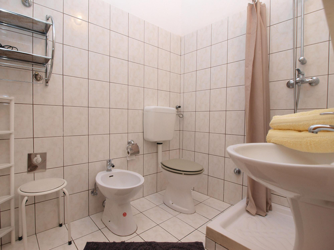Bathroom 3, Apartment 1364, Pula