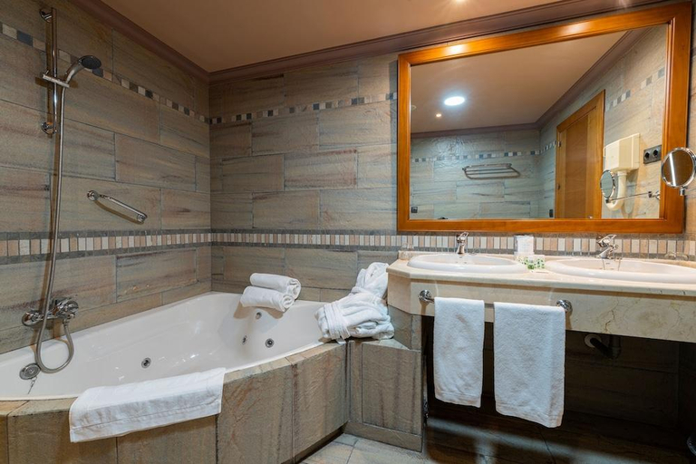 Bathroom 5, Silken Antequera Hills, Málaga
