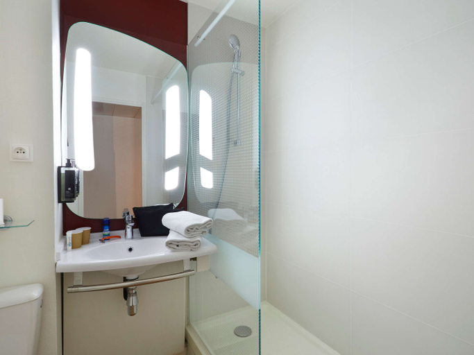 Bathroom 4, ibis Sallanches Porte du Mont-Blanc, Haute-Savoie