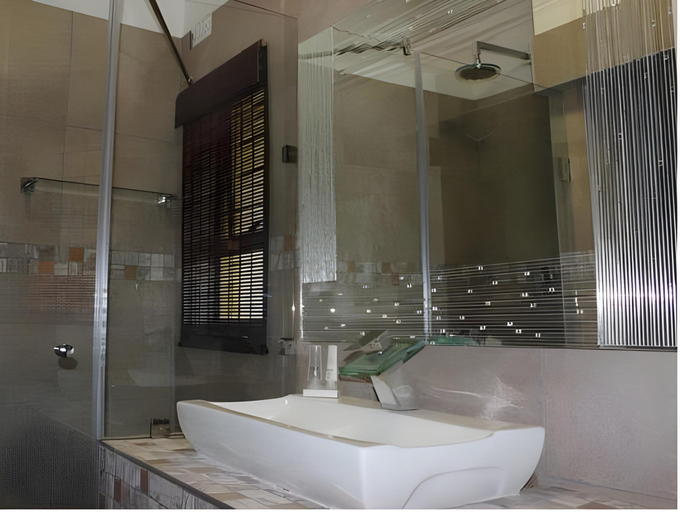Bathroom 4, Lodge Bellagio, O.R.Tambo