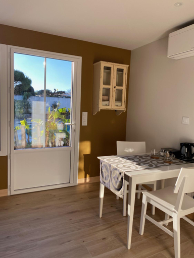 Others 5, Maison M, chambre privee acces jardin piscine et jacuzzi pres de La Rochelle, Charente-Maritime
