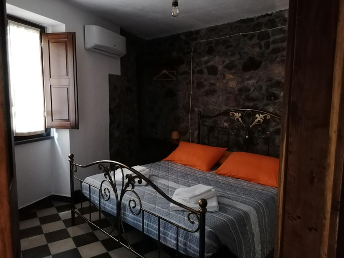 Bedroom 2, Deiana, Oristano