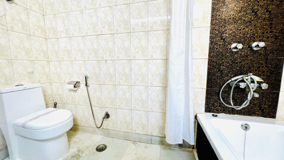 Bathroom 3, BluO Studio - Defence Colony - BathTub, Kitchen., Delhi