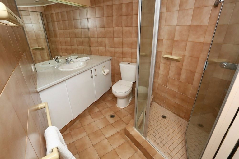 Bathroom 4, The Regent Holiday Apartments, Gold Coast