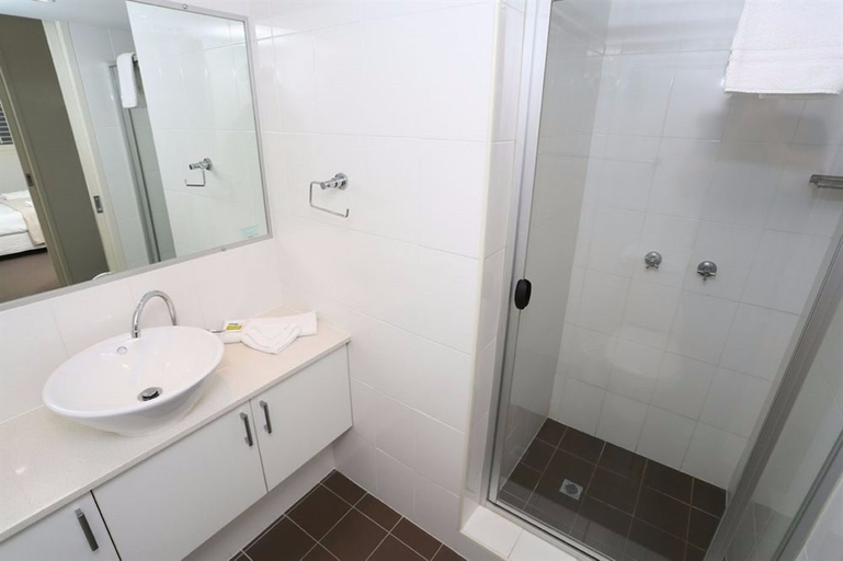 Bathroom 4, The Regent Holiday Apartments, Gold Coast