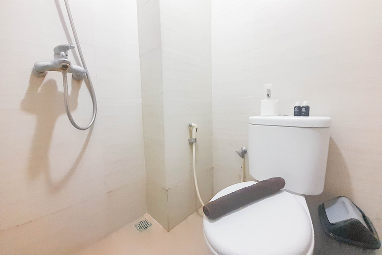 Bathroom 5, Grey Nest 2BR at Gateway Pasteur Apartment By Travelio, Bandung