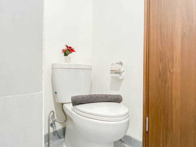 Bathroom 5, Modern Studio at LRT City Sentul - Royal Sentul Park Apartment By Travelio, Bogor