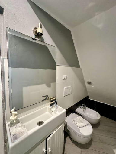 Bathroom 3, Margot, La Spezia