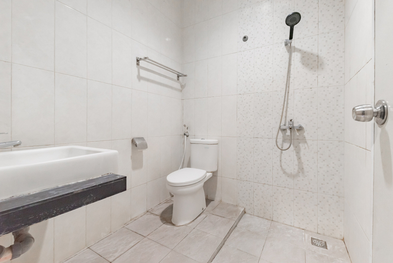 Bathroom 4, RedDoorz near Goa Sunyaragi, Cirebon