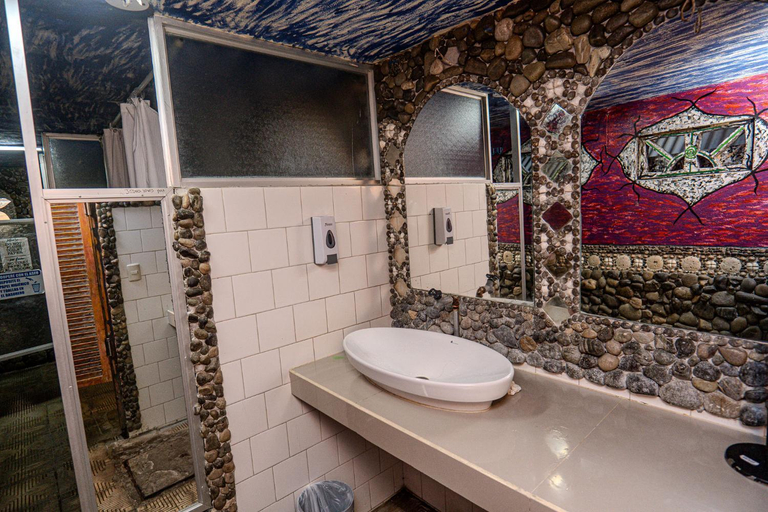Bathroom 3, COSTA LINDA ART HOSTEL, Aguirre