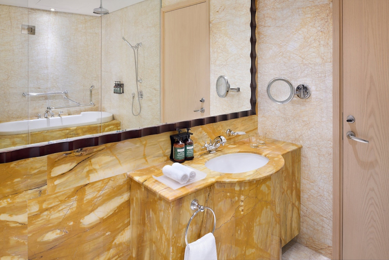 Bathroom 5, Crowne Plaza Jumeirah, Dubai