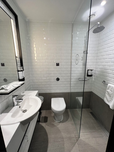 Bathroom 2, Aerotel London Heathrow T2 and T3, London