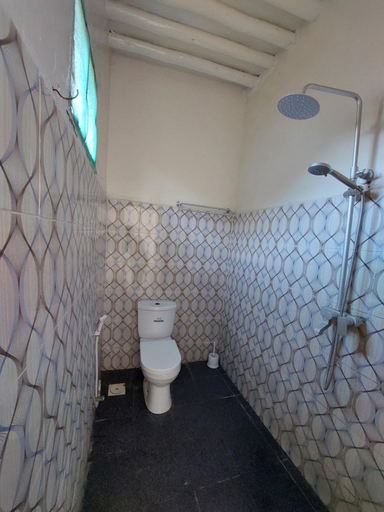 Bathroom 1, Karibu House, Kusini