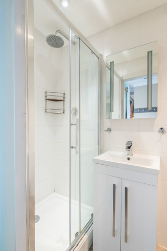 Bathroom 4, Brunel Hotel, London