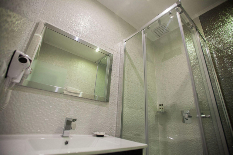Bathroom 3, Thomar House, Tomar