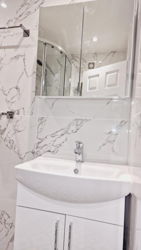 Bathroom 1, Cosy Home near Central London, Thurrock