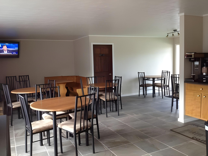 Food & Drinks 5, Town House Motel, Pennington