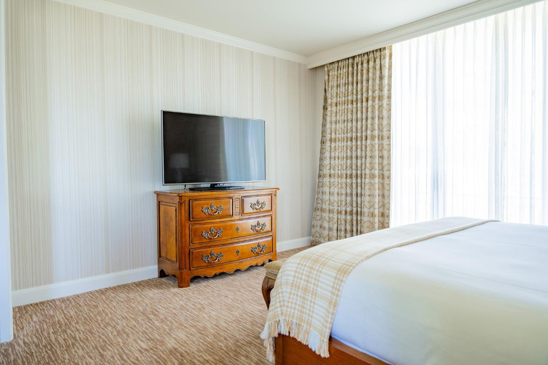 Bedroom 3, Little America Hotel & Resort Cheyenne, Laramie