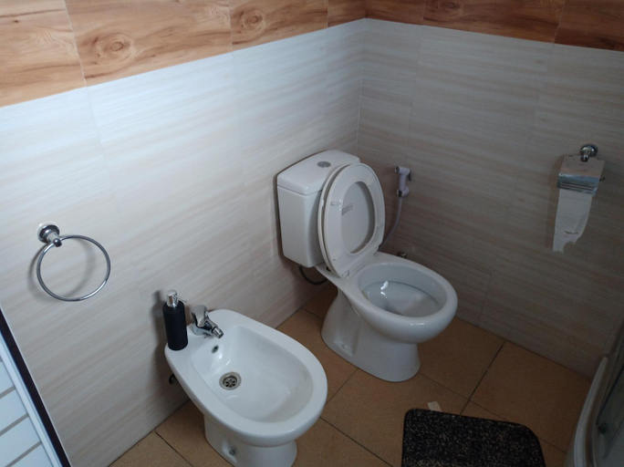 Bathroom, Rainbow Sky, Analamanga