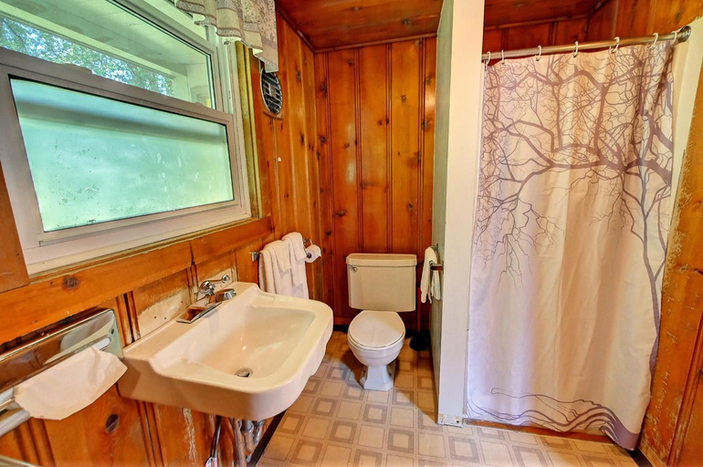 Bathroom 4, Idle A While Cabins, Okanogan