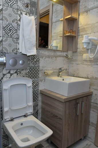 Bathroom 5, Street61 Studios, Ortaca