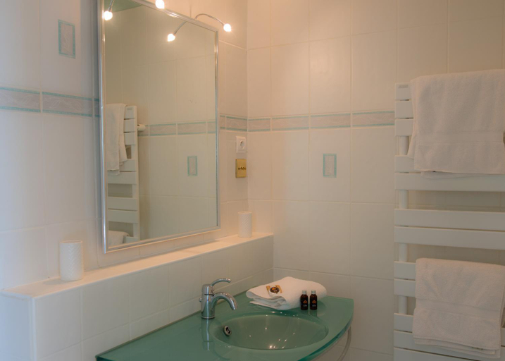 Bathroom 5, Le Petit Cochon, Gers