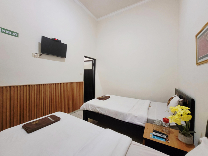 Ndalem Katong Guest House Ponorogo - Tap to explore photos