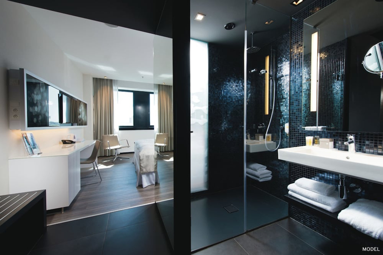 Bathroom 5, Hotel Riu Plaza Berlin, Berlin