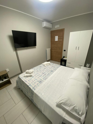 Others 4, Casa Giuly 181, Napoli