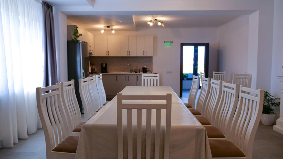 Others 4, Casa Ambientt, Albestii Pamanteni