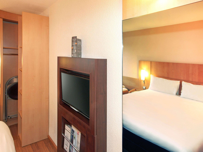 Bedroom 5, ibis Poitiers South, Vienne