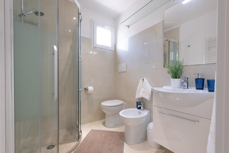 Bathroom 2, B&B Toma Street, Lecce