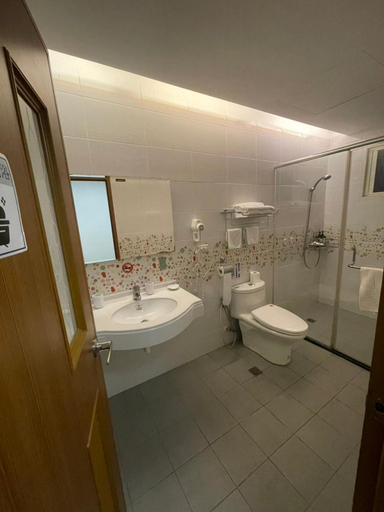 Bathroom 3, Apple Tree Hostel, Hualien