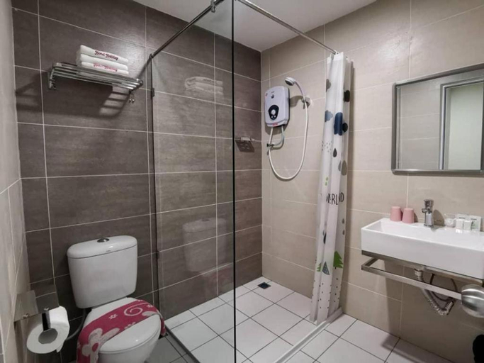 Bathroom 5, Hotel Holiday, Kota Kinabalu