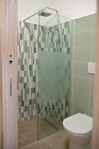 Bathroom 3, Mary Lucy, Lecce