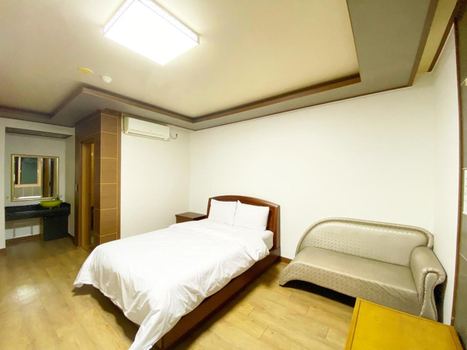 bedroom 12