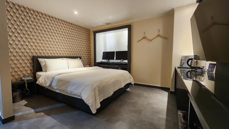 Bedroom 2, Sinchon Lets stay, Seodaemun