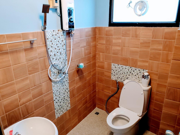 Bathroom 4, Bed And Terrace Guesthouse, Muang Chiang Mai