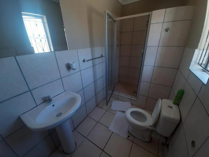 Bathroom 5, Legae La Tshepo Bed and Breakfast, Bojanala