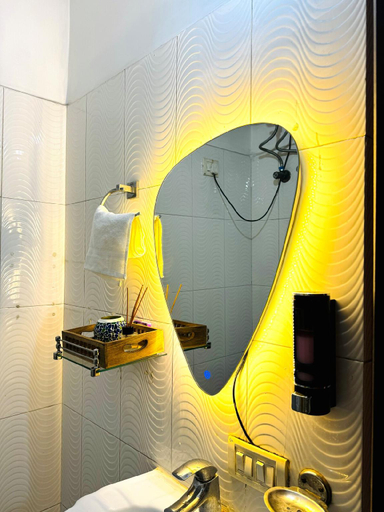 Bathroom 2, Sassy by Ikhomes: 2BHK Apartment- New Delhi, Delhi