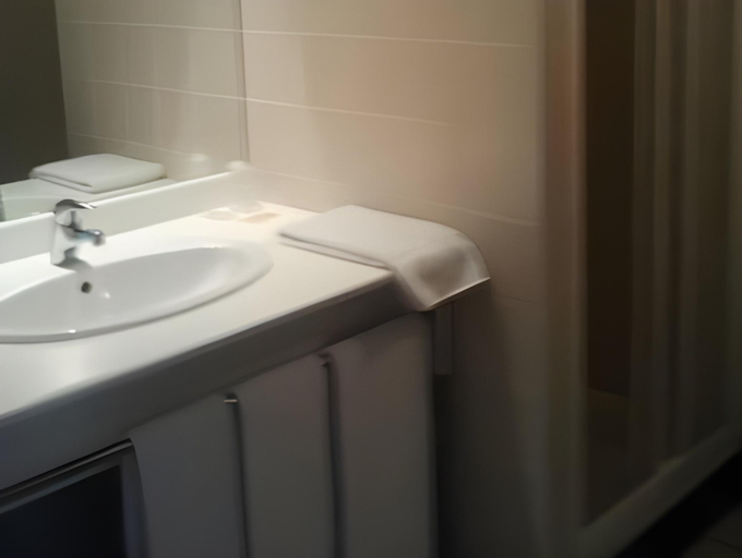 Bathroom 4, Hotel Le Laury's-hotel calme proche de Rodez avec parking prive gratuit-Arrivee apres 20h possible v, Aveyron