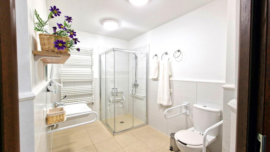 Bathroom 3, Petite Charlotta, Wałbrzych