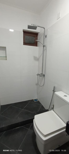 Bathroom 5, Senowin Holiday Resort, N. Palatha East