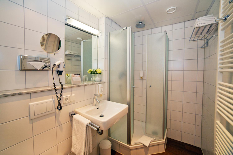 Bathroom 3, Stadthotel Freiburg Kolping Hotels & Resorts, Freiburg im Breisgau