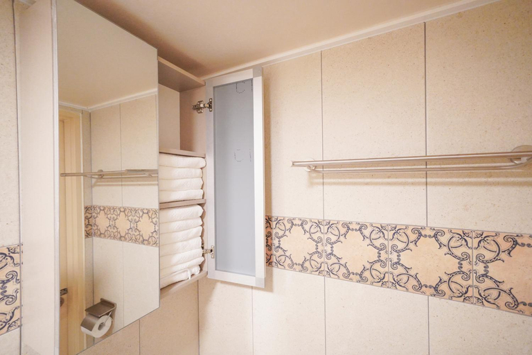 Bathroom 4, Hongik Univ. Station Romantic Rooftop House, Mapo