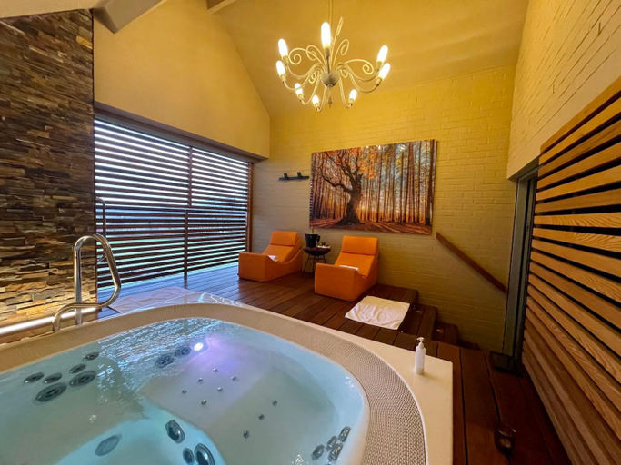Others 4, Octavie - Suite de luxe a Tournai avec piscine privee, jacuzzi, sauna et hammam, Hainaut