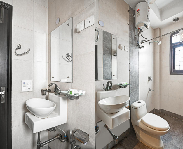 Bathroom 4, Hotel Amby Inn by Quadis - Lajpat Nagar, Delhi