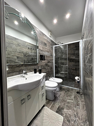 Bathroom, Arco dei Borboni, Napoli