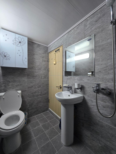 Bathroom 2, Happy Garden Guesthouse, Jung